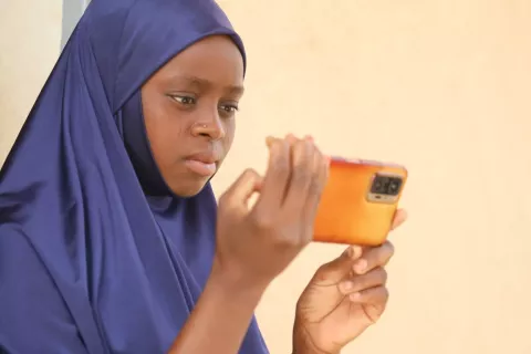 Sahiba a 16 ans. Depuis mars 2023, elle suit un projet de renforcement des capacités des adolescentes en vidéo participative.