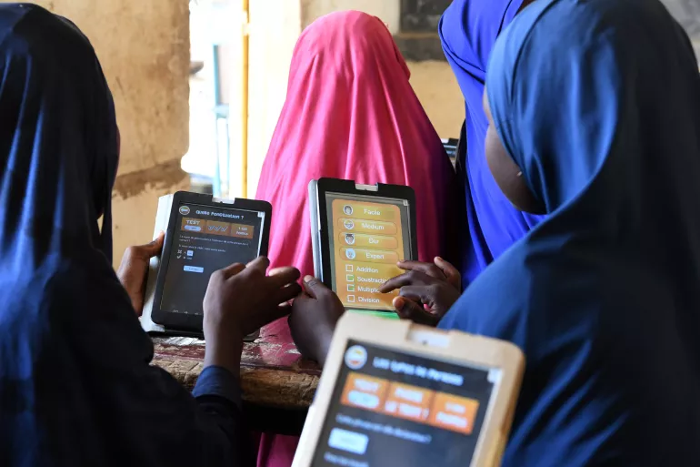 ctuellement, moins de 3% des écoles sont connectées à l’internet, ce qui met l’acquisition de compétences numériques hors de portée de la plupart des jeunes du Niger.