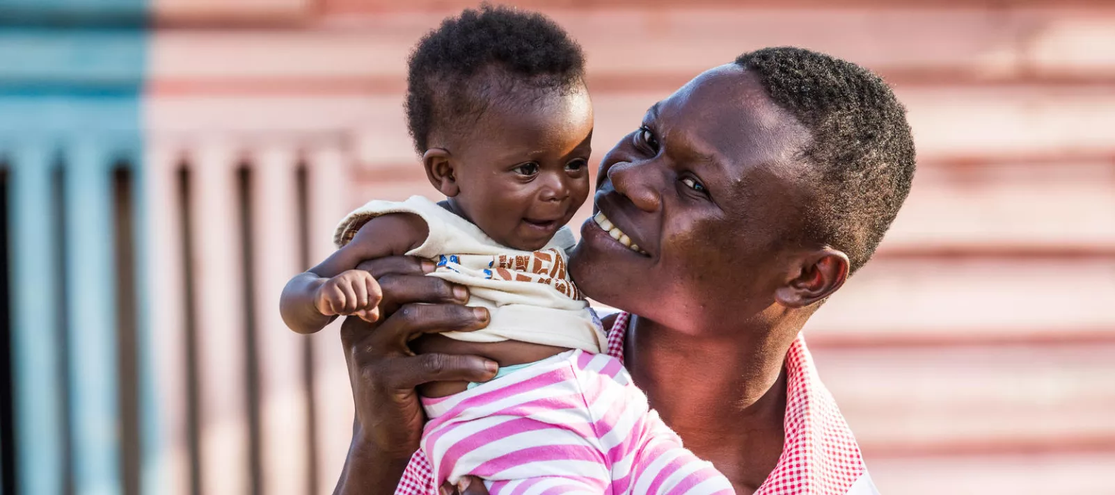El 15 de septiembre de 2019, un padre sostiene a su hijo en Bétou, República del Congo.