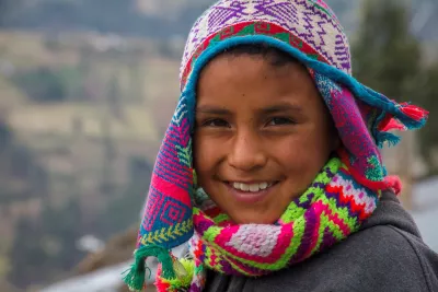 Niño de zona andina sonriendo.