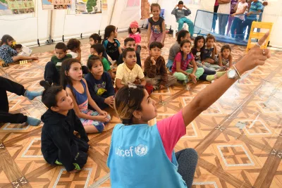 Personal de UNICEF con niños