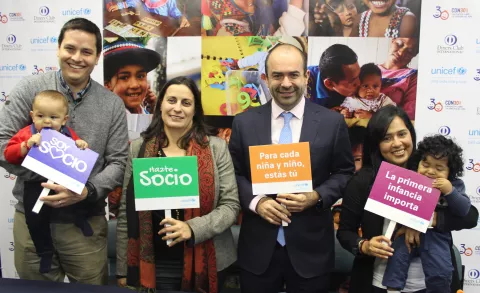 La Representante de UNICEF y el gerente de Diners Club Perú junto a dos Socios de UNICEF y sus hijos.