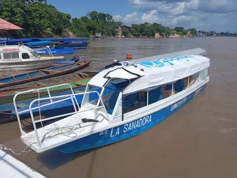 Embarcación La Sanadora, en un río en el Datem del Marañon, Loreto
