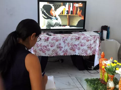 Adolescente de Huancavelica recibe clases de “Aprendo en casa” a través de la televisión.