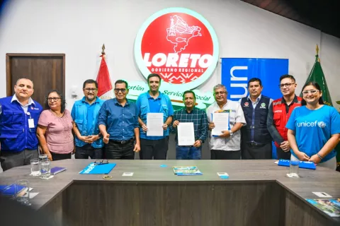 Representantes del Gobierno Regional de Loreto y UNICEF firmando declaración para trabajar por la niñez y adolescencia 