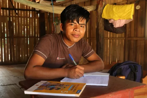 Adolescente de la selva peruana estudiando