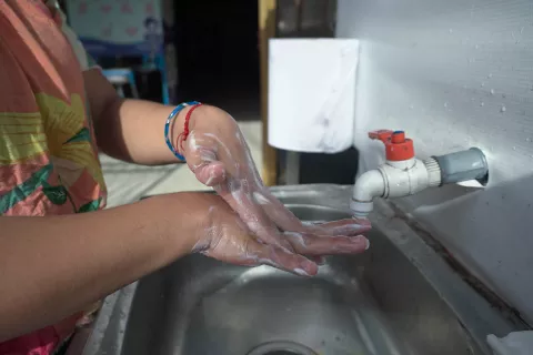 Una foto de primer plano del lavado de dos manos con agua y jabón