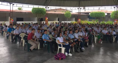 Adolescentes de Iquitos en el lanzamiento de La Onda de mi Cole 2018