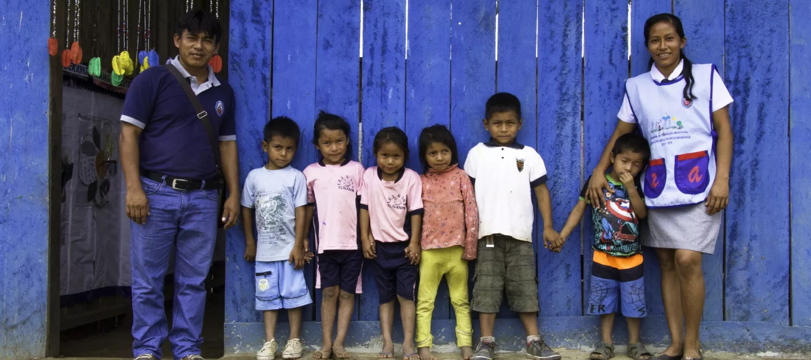 Ninos y docentes frente a una escuela en la Amazonia