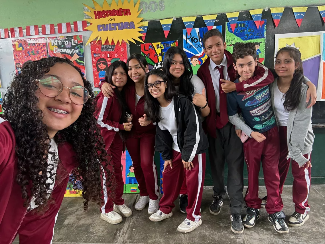 Alumnos peruanos y venezolanos en escuela de Perú