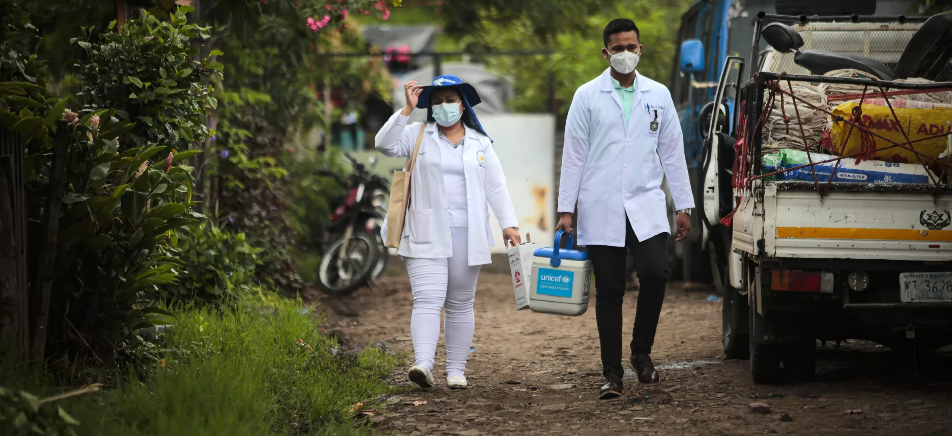 عاملون في مجال الصحة يمشون في شوارع ماتاجالبا، وهي مدينة في شمال نيكاراغوا، كجزء من حملة تطعيم من باب إلى باب.