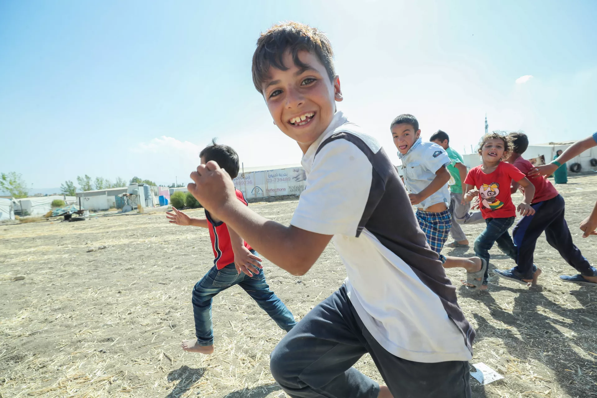 اتفاقية حقوق الطفل: أطفال سوريون لاجئون يلعبون معا في مخيم غير رسمي في لبنان.
