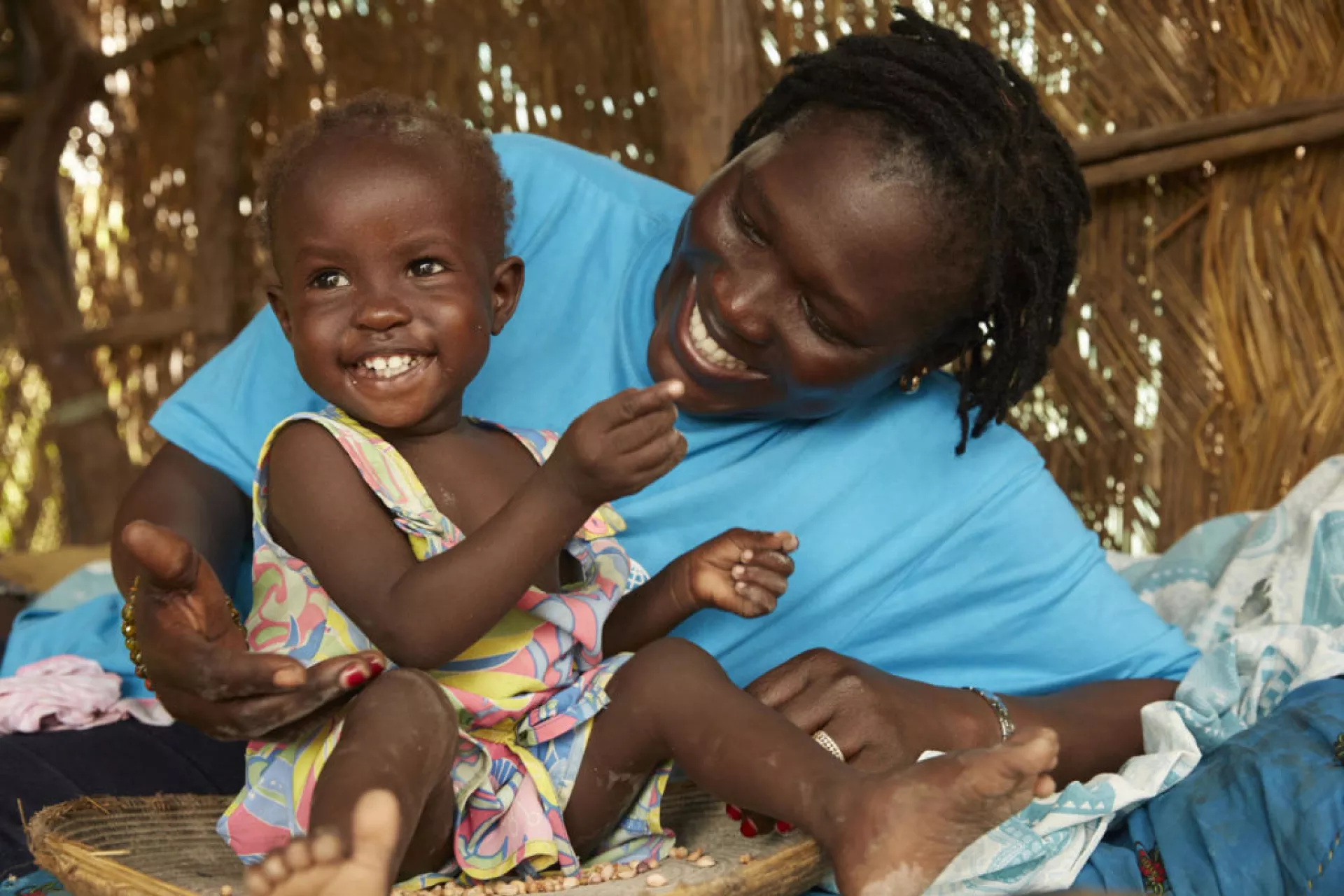 Jesca Wude Murye, nutritionniste à l’UNICEF, en compagnie d’Adut, une jeune patiente tout juste remise d’une malnutrition aiguë sévère. 