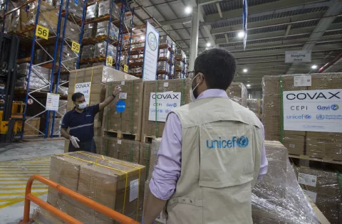 El 21 de febrero de 2021, el trabajador de UNICEF, Rafik El Ouerchefani, supervisa la operación de distribución de jeringas desechables y cajas de seguridad en un almacén en Dubai, Emiratos Árabes Unidos.