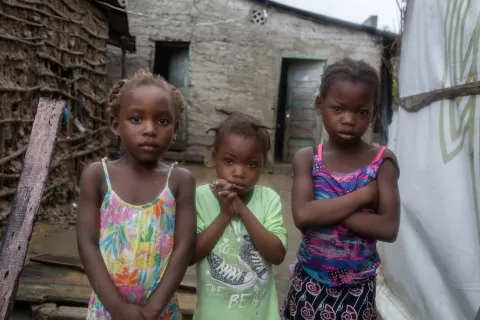 Sisters four-year-old Paula,  three-year-old Sonia and six-year-old Renata in the Manhaua neighborhood near the municipal market of the city of Quelimane. March 11, 2023.
