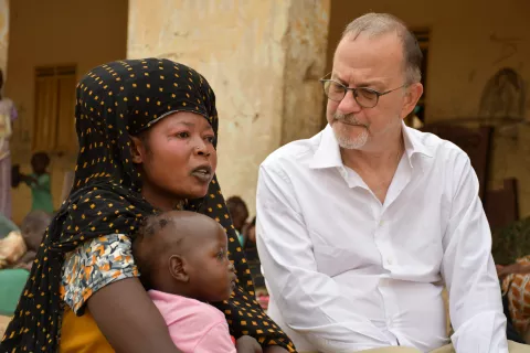 Ted Chaiban, Deputy Executive Director speaks with a mother during a field visit to Atbara, Sudan, 26 July 2023