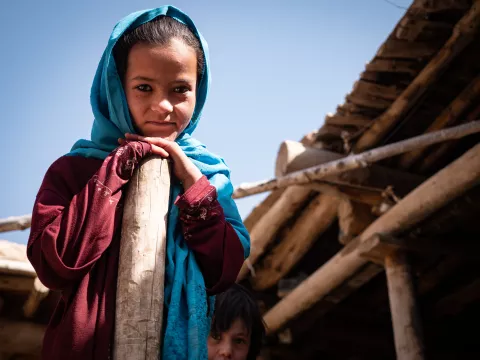 Dans la province de Deykandi (Afghanistan), une enfant pose devant l’objectif.