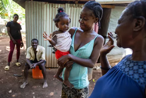 Le 19 juillet 2022, dans le village de Troirac, près de la ville de Camp Perrin en Haïti, la mère Casmus Joseph tient dans ses bras sa fille de 9 mois, Anne Djounaïka. 