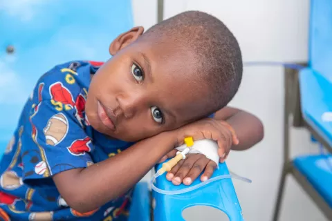 海地，一名儿童在太子港的保健中心接受治疗。