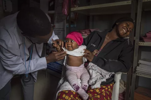 في 16 كانون الثاني / يناير 2020، يفحص أحد العاملين الصحيين بياتريس، عام واحد، في عيادة صحية في يولا بولاية أداماوا، شمال شرق نيجيريا.