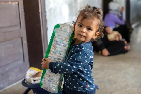 2023年6月14日，在叙利亚阿勒颇市一间学校改造的避难所，一名流离失所的儿童接受联合国儿童基金会分发的卫生用品。
