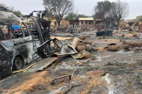 Cette photo prise le 1er septembre 2023 montre une vue de la destruction d'un marché aux bestiaux à Al-Fasher, capitale de l'État du Darfour Nord au Soudan. 
