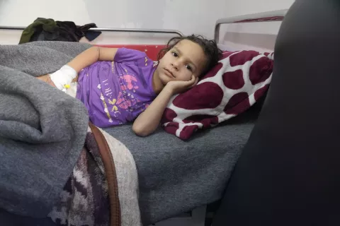 加沙地带。一个孩子正在避难所里休息。