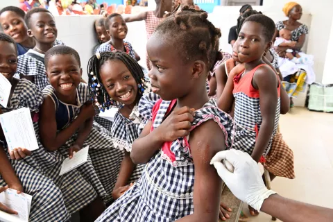 Une élève se fait vacciner contre le papillomavirus humain avec ses camarades dans un centre de santé en Côte d’Ivoire.