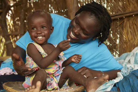 Jesca Wude Murye, nutritionniste à l’UNICEF, en compagnie d’Adut, une jeune patiente tout juste remise d’une malnutrition aiguë sévère. 