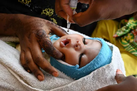 Un enfant est vacciné contre la polio, au centre de santé de l'est du Cameroun.