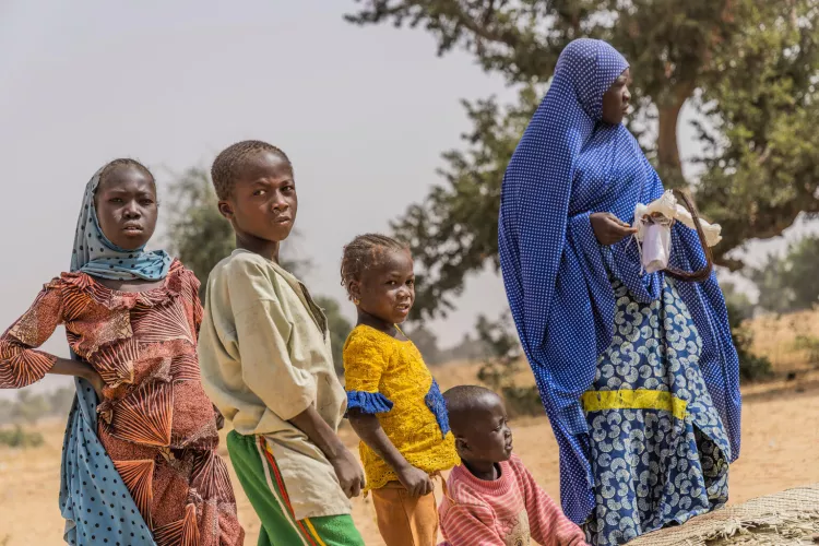 Bangui, región de Tahoua. Esta madre y su hijo acaban de recibir un kit de artículos distribuido por UNICEF y sus aliados. En los últimos años, miles de familias han huido de la violencia en Nigeria y se han asentado en Níger.