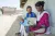 Deux adolescentes lisent une brochure, Inde.