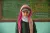 Muna Ali bin Ali, élève de l’école d’Al-Zahra, pose dans sa salle de classe, au Yémen, en septembre 2021.