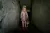 Ukraine. Une petite fille est debout dans un couloir sombre