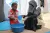 Una educadora capacitada enseña a una niña a lavarse las manos correctamente, en un centro de acogida para familias que huyen de la inestabilidad en el Yemen. 