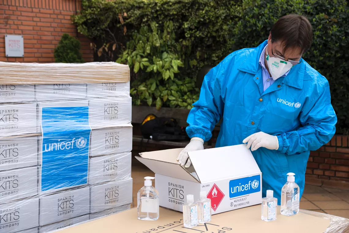 UNICEF Spain is delivering the first batch of medical supplies to the Spanish health authorities to support the fight against the COVID-19 pandemic in Spain.