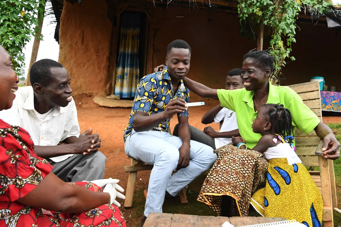 A family is undergoing a home screening HIV test in the village of Benjaminkro, in the Southwest of Côte d’Ivoire.