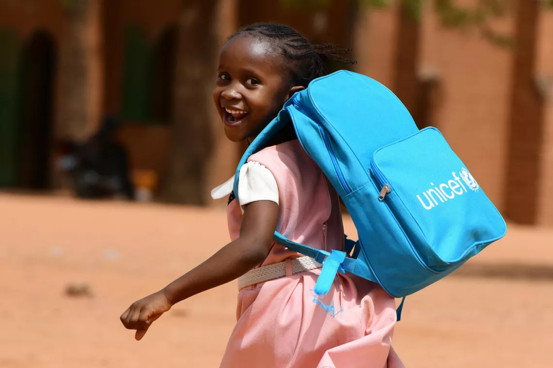 Una niña en la escuela de Niamey, la capital de Níger, con su mochila de UNICEF.