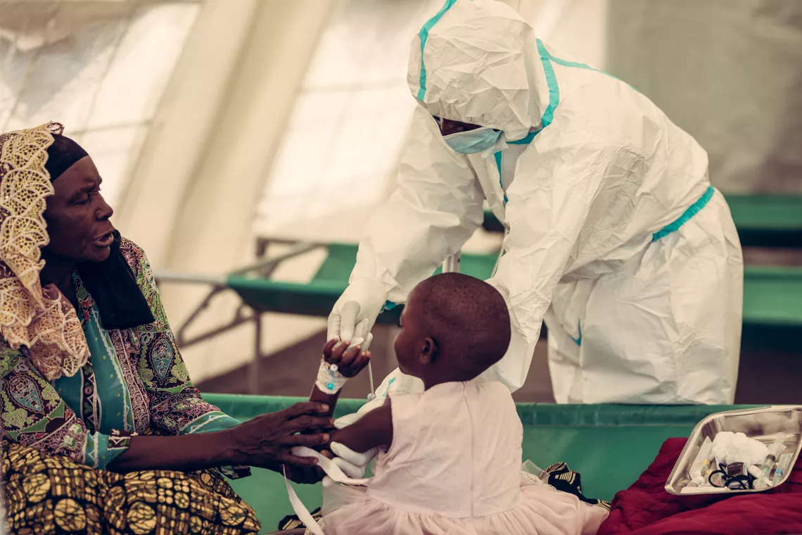 马拉维的一名感染霍乱的儿童在奇隆巴的乡村医院接受卫生工作者的治疗。