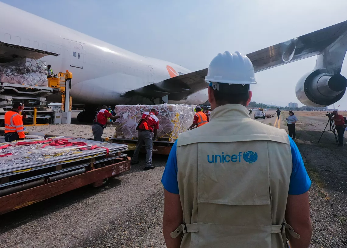 وصلت طائرة محملة بإمدادات إنسانية تابعة لليونيسف إلى مطار فنزويلا.