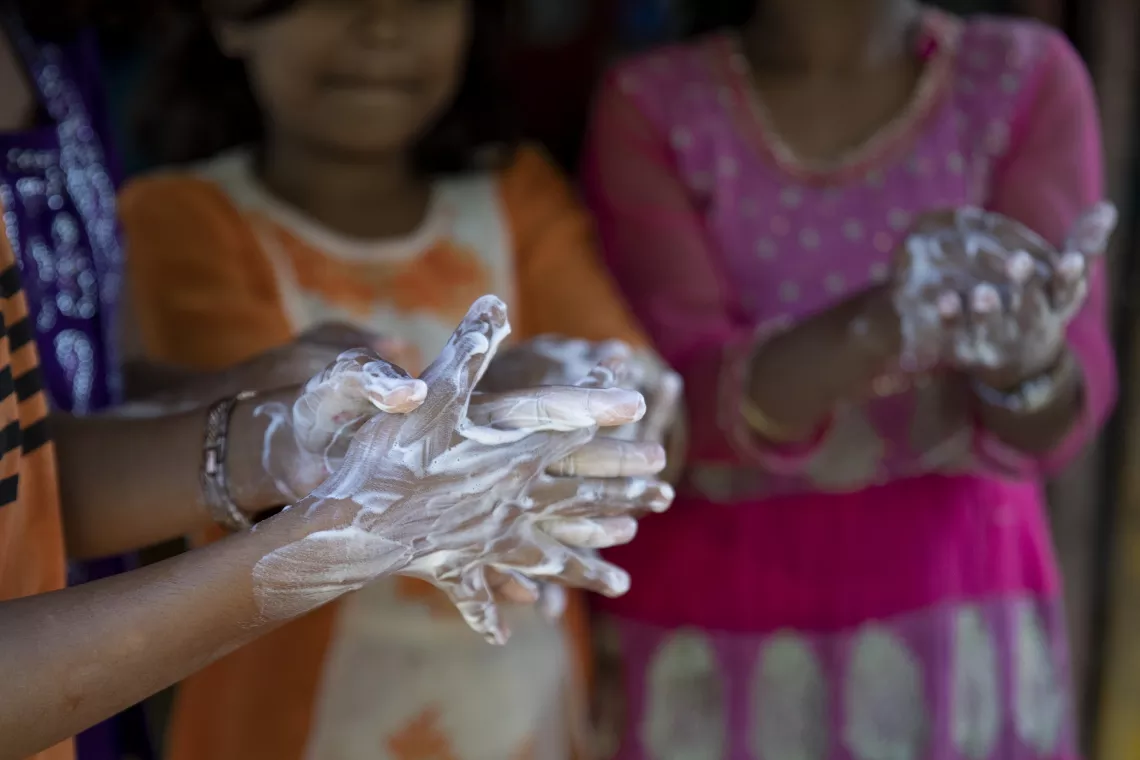 بنغلاديش. أطفال الروهينغا يغسلون أيديهم.