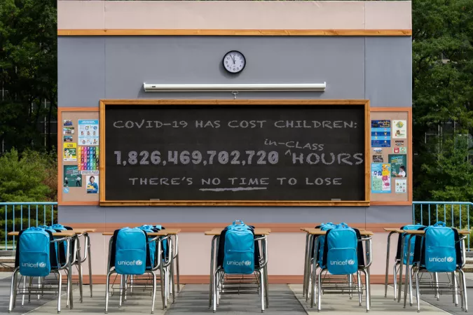 Instalación de aula de UNICEF con la pizarra que contiene el reloj