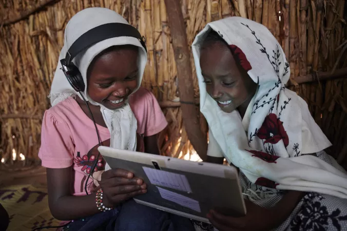 يستخدم الأطفال أجهزتهم اللوحية ويعملون مع بعضهم البعض في مركز المناظرات للتعليم الإلكتروني الذي تدعمه اليونيسف في قرية في ضواحي كسلا، عاصمة ولاية كسلا شرق السودان.