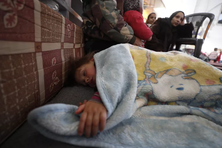 El 9 de febrero de 2023, en la gobernación de Lattakia, en el noroeste de la República Árabe Siria, un niño duerme debajo de una manta en un refugio temporal en la mezquita de Al-Mansory, en el distrito de la ciudad vieja de Jableh.