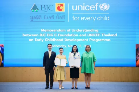BJC Big C Foundation representatives and UNICEF representatives on the stage.