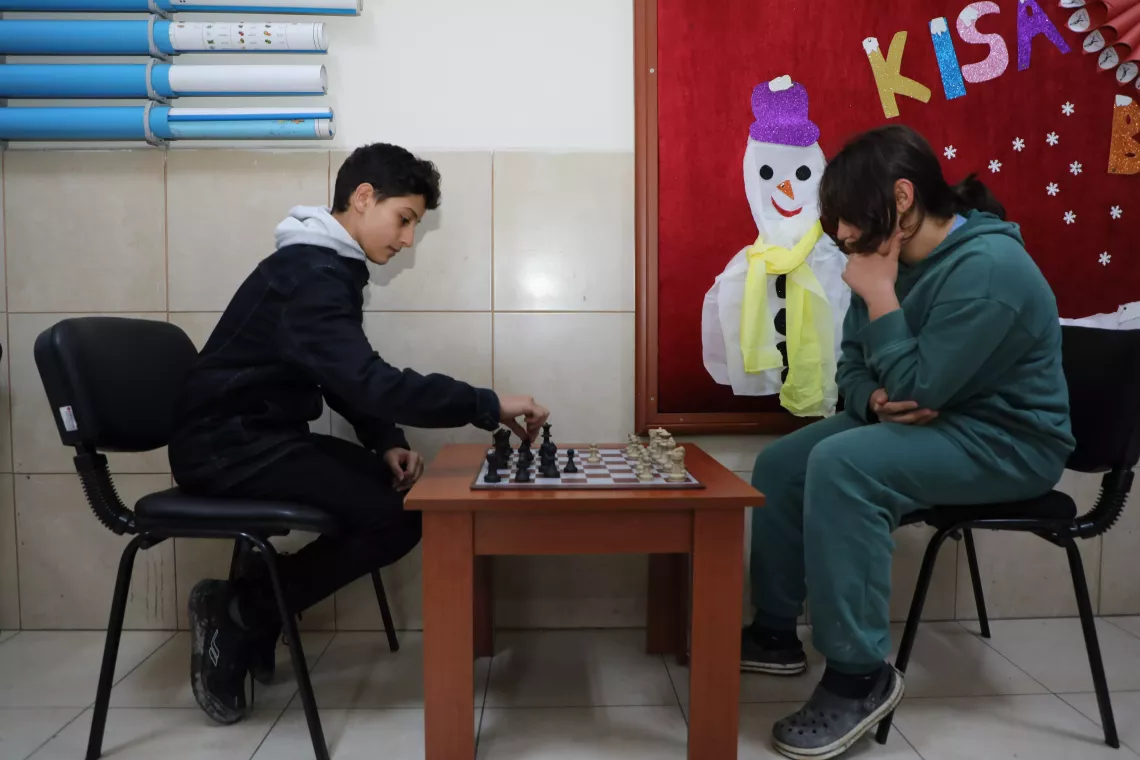 Umut arkadaşıyla birlikte okulda satranç oynuyor. 