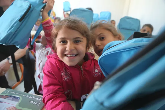 UNICEF Türkiye’de ortakları ile birlikte en güç durumdaki çocuklara eğitim, çocuk koruma, sosyal koruma ve çocukların sağlıklı bir şekilde yaşamlarını sürdürmelerini amaçlarıylan temel müdahalelerle ulaşmak için çalışmaktadır. 