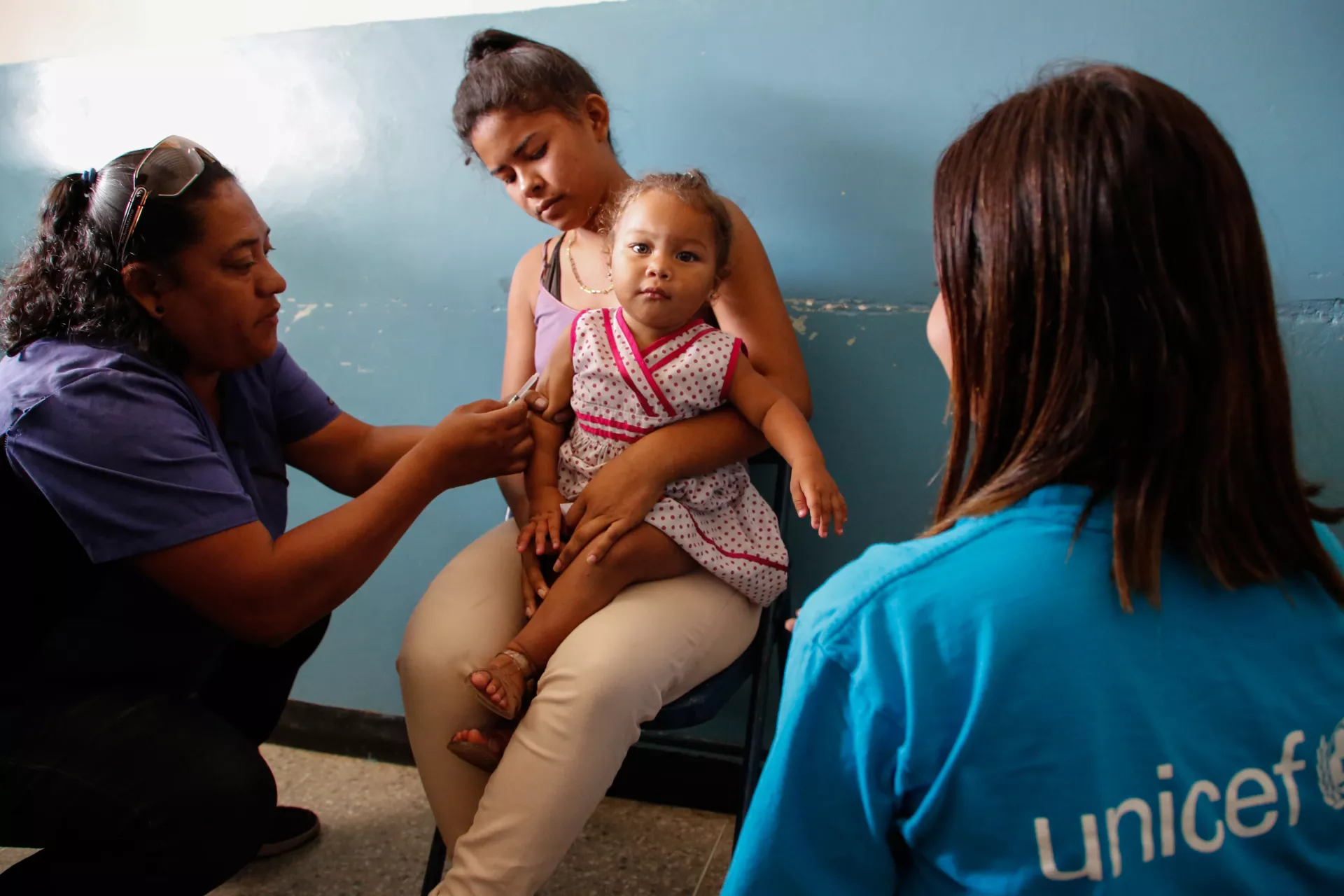 Una niña espera su turno para ser vacunada durante la campaña de vacunación realizada por UNICEF Venezuela y el Ministerio de Salud en la Escuela Básica Nacional Negro Primero de Caucaguita Estado Miranda. UNICEF Venezuela trabaja para mejorar la calidad 
