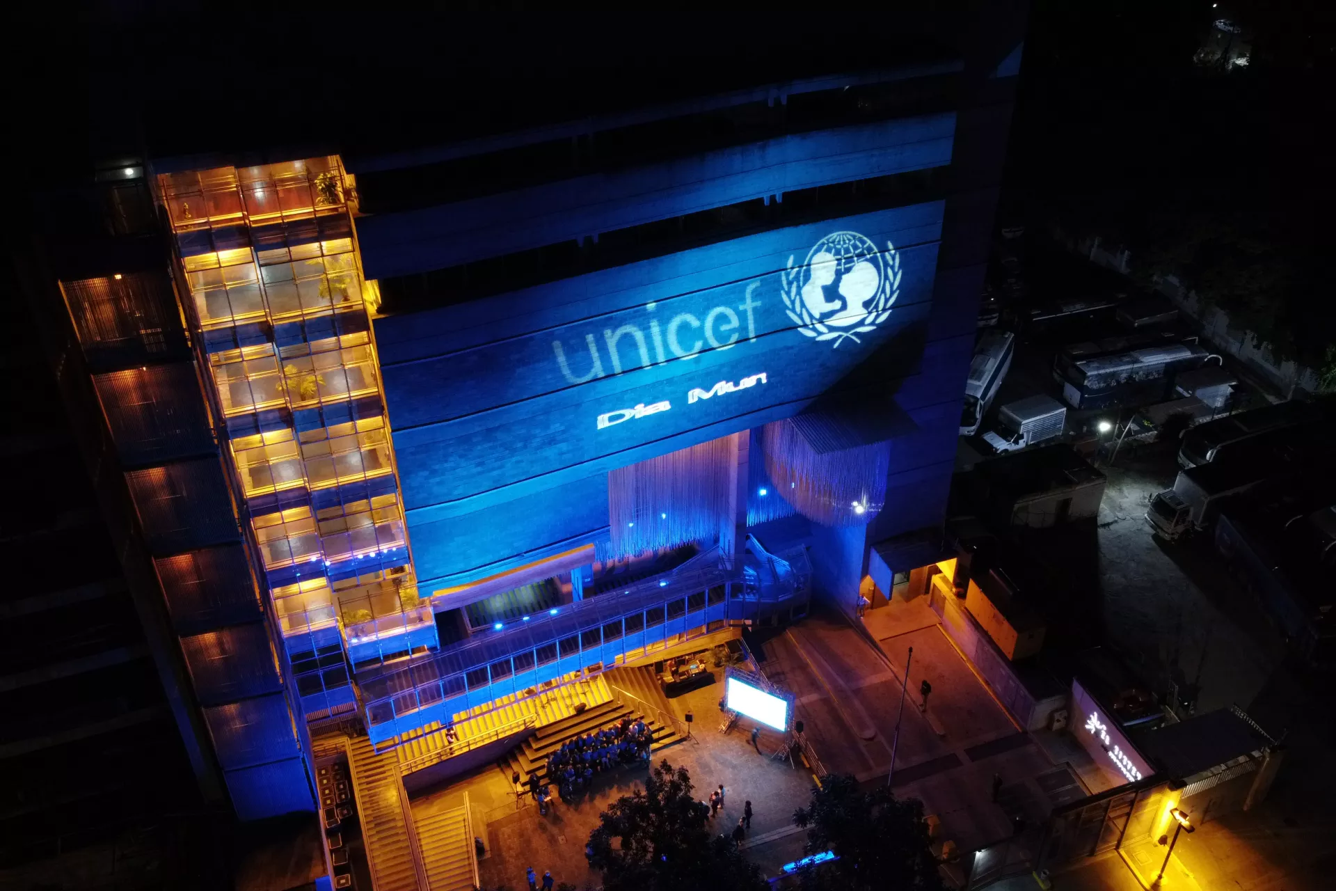 Vista aerea del edificio del Centro Nacional de Acción Social por la música iluminado de azul en el marco del Día Mundial de la Infancia