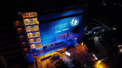 Vista aerea del edificio del Centro Nacional de Acción Social por la música iluminado de azul en el marco del Día Mundial de la Infancia